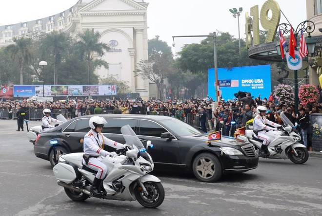 [Ảnh, Video] Xe chống đạn của ông Kim Jong Un lăn bánh trên đường phố Hà Nội - Ảnh 4.