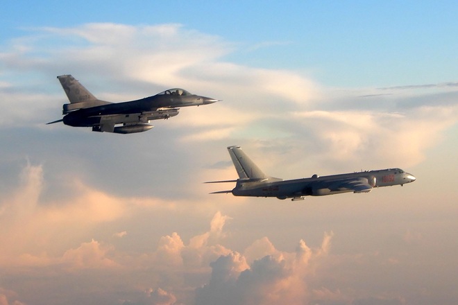 Eo biển Đài Loan đột ngột nóng: F-16 xuất kích chặn Không quân Trung Quốc - Ảnh 1.