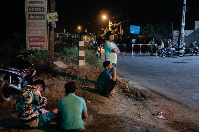 [Ảnh] Dân Sài Gòn ngủ vạ vật, trắng đêm xem công an chốt chặn, tiêu diệt Tuấn “Khỉ” ở tỉnh lộ 15 - Ảnh 5.
