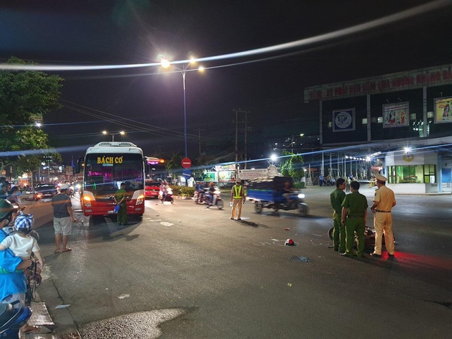 Qua đường về nhà, gia đình 3 người bị xe khách cán thương vong - Ảnh 1.