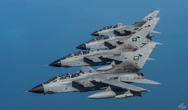 Khoảnh khắc tiêm kích Tornado tối tân của Liên quân Saudi tan xác: Cầu lửa trong mưa đạn - Ảnh 1.