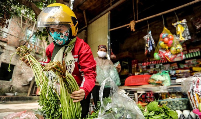 Người dân ở tâm dịch Sơn Lôi tích cực ra đồng trồng cấy trong thời gian cách ly - Ảnh 2.