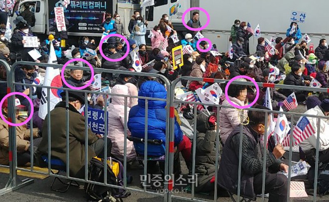 [ẢNH] Dịch COVID-19 diễn biến phức tạp, hàng ngàn người dân tại Seoul vẫn tuần hành bất chấp lệnh cấm tụ tập - Ảnh 7.