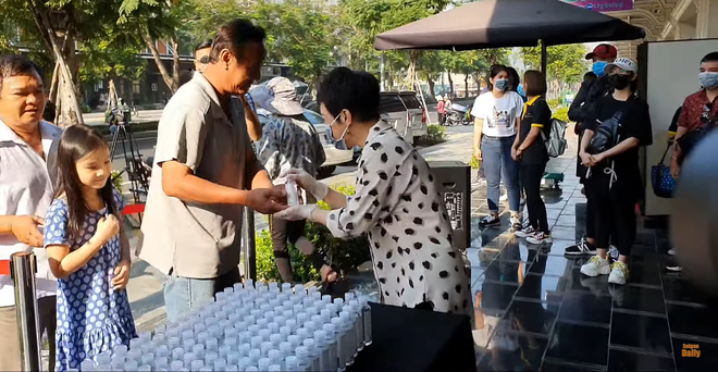 Việt Hương: Tôi không biết người khác thế nào, chứ tôi không bị bể một show nào hết - Ảnh 1.