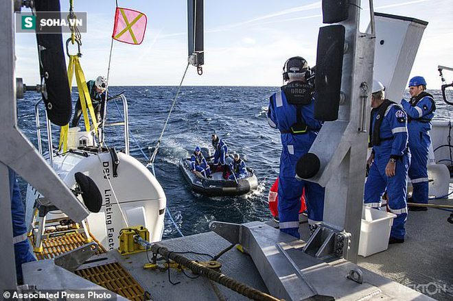 Lặn xuống nơi sâu nhất đại dương, các nhà khoa học phát hiện điều đáng sợ - Ảnh 1.
