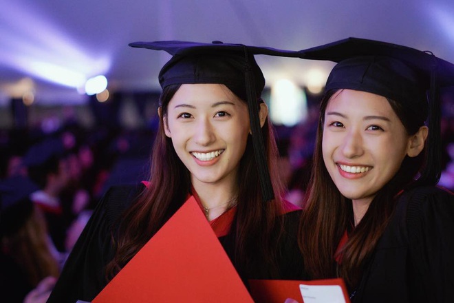 Cặp song sinh nổi tiếng xứ Trung: Tốt nghiệp thạc sĩ ở Harvard, trở thành MC truyền hình  - Ảnh 1.