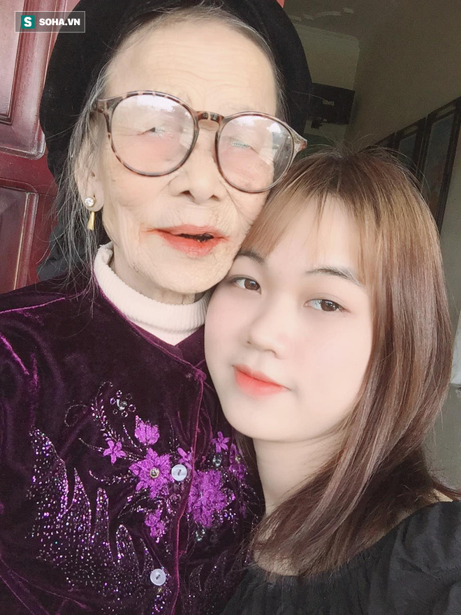 Bà ngoại 80 tuổi xuyên đêm xem phim Hàn, mỗi lần các cháu vào thăm lại có câu hỏi khiến tất cả bật cười - Ảnh 2.