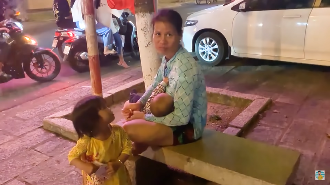 Thương người mẹ 2 con nheo nhóc, Lê Dương Bảo Lâm bán hộ hàng triệu tiền vé số, khiến khán giả khen ngợi - Ảnh 1.