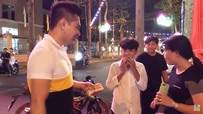 Thương người mẹ 2 con nheo nhóc, Lê Dương Bảo Lâm bán hộ hàng triệu tiền vé số, khiến khán giả khen ngợi - Ảnh 3.