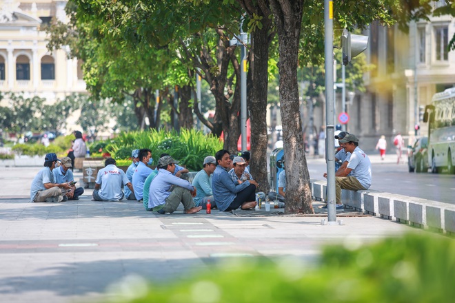 Chính phủ yêu cầu bắt buộc nơi đeo khẩu trang nơi công cộng để phòng dịch Covid-19 nhưng nhiều người vẫn quên - Ảnh 4.