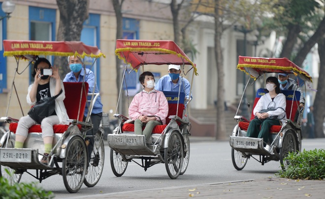 Chính phủ yêu cầu bắt buộc nơi đeo khẩu trang nơi công cộng để phòng dịch Covid-19 nhưng nhiều người vẫn quên - Ảnh 11.