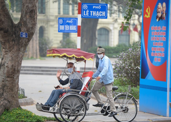 Chính phủ yêu cầu bắt buộc nơi đeo khẩu trang nơi công cộng để phòng dịch Covid-19 nhưng nhiều người vẫn quên - Ảnh 18.