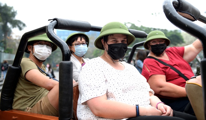 Chính phủ yêu cầu bắt buộc nơi đeo khẩu trang nơi công cộng để phòng dịch Covid-19 nhưng nhiều người vẫn quên - Ảnh 17.