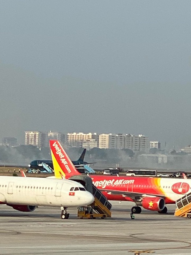 Máy bay Vietnam Airlines nổ lốp khi chạy đà, khói bốc mịt mù ở Tân Sơn Nhất - Ảnh 2.