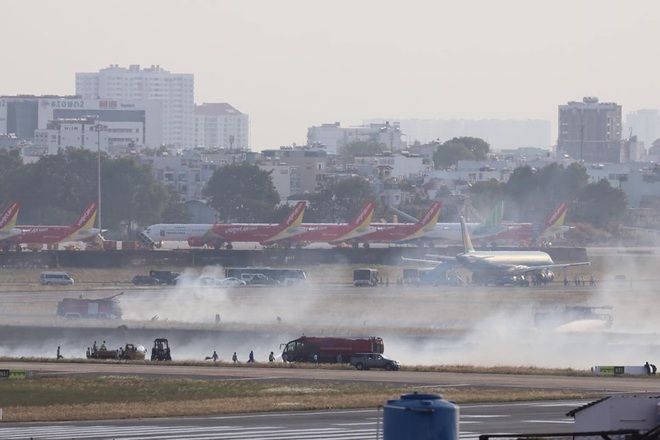 Máy bay Vietnam Airlines nổ lốp khi chạy đà, khói bốc mịt mù ở Tân Sơn Nhất - Ảnh 1.