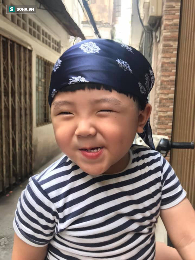 Cậu bé hễ xuất hiện là khiến dân mạng rần rần nhấn like: Kiểu tóc bát úp và tình bạn đặc biệt với chú chó mặt xấu - Ảnh 2.
