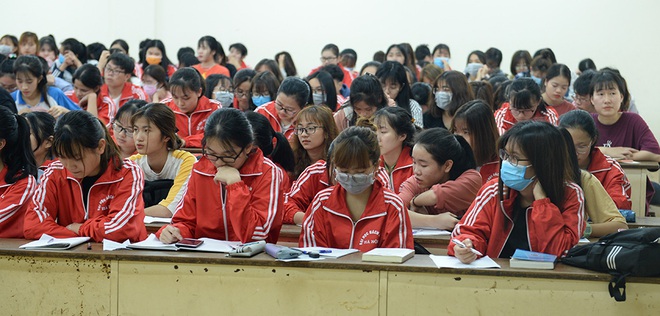Sinh viên xếp hàng chờ tới lượt đo thân nhiệt ở trường, sau kỳ nghỉ kéo dài vì dịch Covid-19 - Ảnh 8.