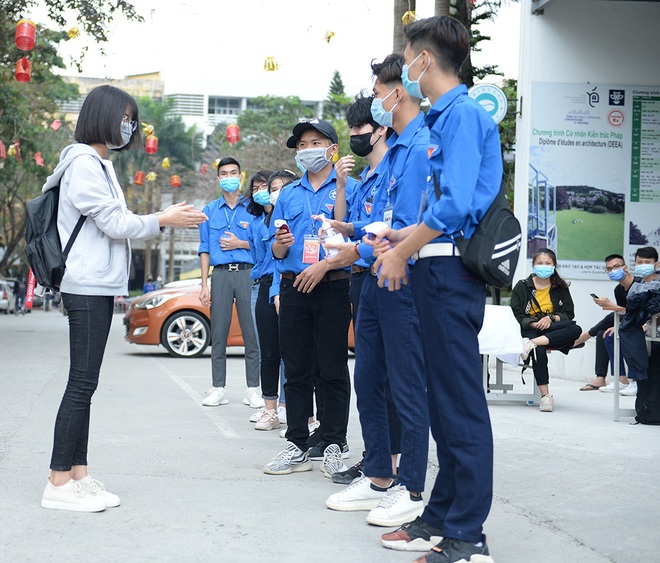 Sinh viên xếp hàng chờ tới lượt đo thân nhiệt ở trường, sau kỳ nghỉ kéo dài vì dịch Covid-19 - Ảnh 3.