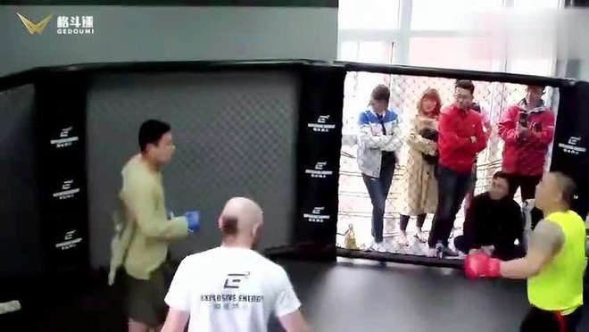 Môn đồ Thái Cực Quyền bị đánh tơi bời, gục sau 20 giây vì dám thách đấu cao thủ kickboxing - Ảnh 2.