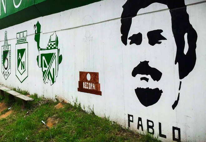 Thủ môn kỳ dị nhất lịch sử bóng đá thế giới: Cú đá bọ cạp và án tù vì trùm ma túy Escobar - Ảnh 6.