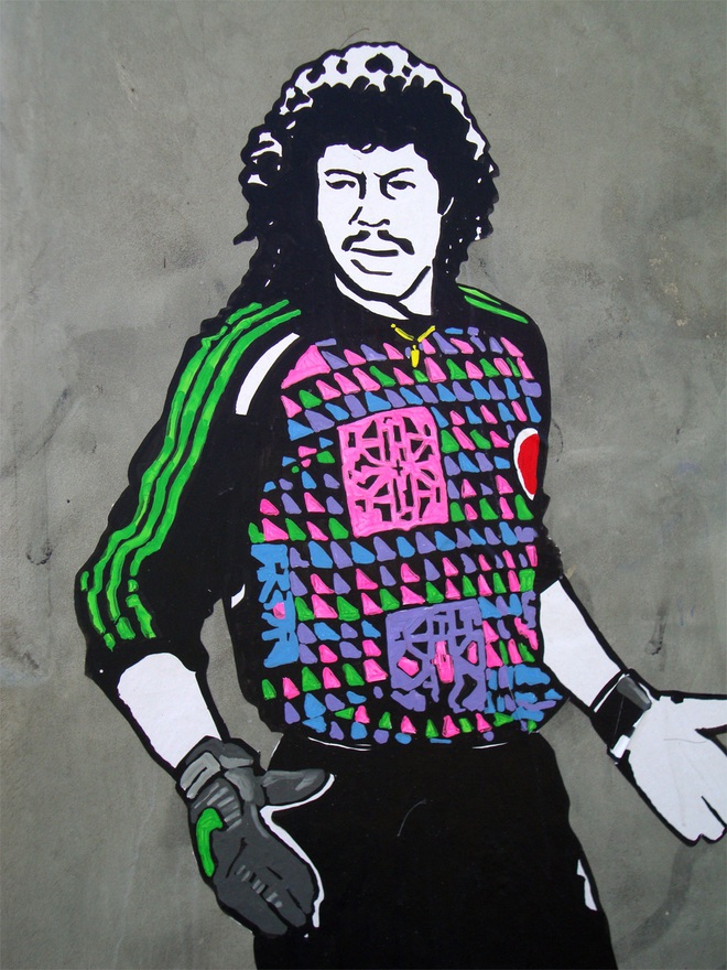 Thủ môn kỳ dị nhất lịch sử bóng đá thế giới: Cú đá bọ cạp và án tù vì trùm ma túy Escobar - Ảnh 10.