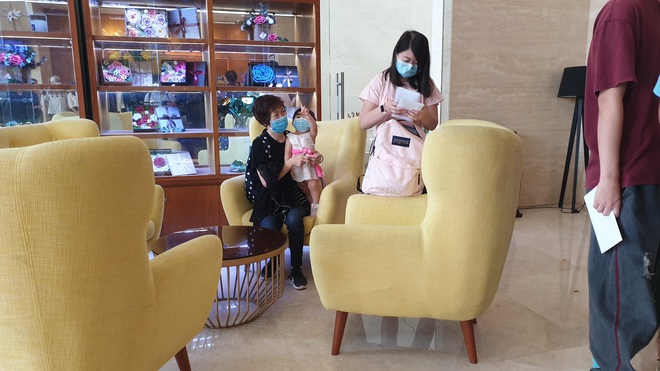 Dỡ cách ly tại khách sạn ở Đà Nẵng nơi 2 khách người Anh dương tính với Covid-19 lưu trú - Ảnh 8.