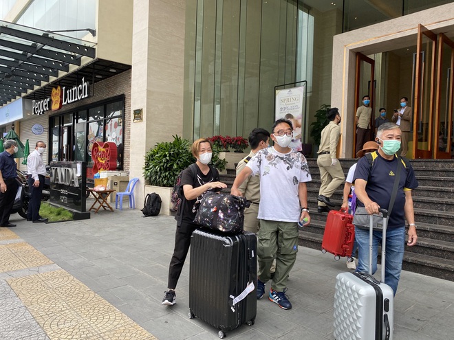 Dỡ cách ly tại khách sạn ở Đà Nẵng nơi 2 khách người Anh dương tính với Covid-19 lưu trú - Ảnh 13.