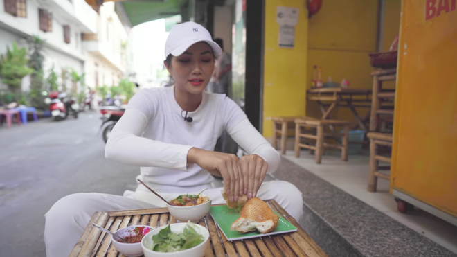 HHen Niê khiến khán giả quốc tế thích thú khi đi ăn bánh mỳ ngoài chợ - Ảnh 1.