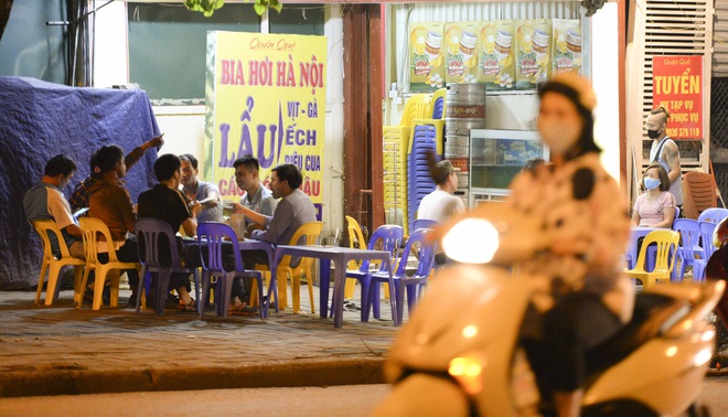 Bất chấp yêu cầu đóng cửa, nhiều quán cà phê, bia hơi ở Hà Nội vẫn hoạt động - Ảnh 6.