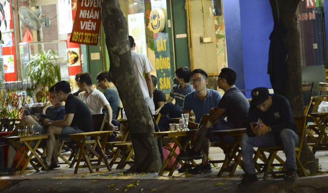 Bất chấp yêu cầu đóng cửa, nhiều quán cà phê, bia hơi ở Hà Nội vẫn hoạt động - Ảnh 3.