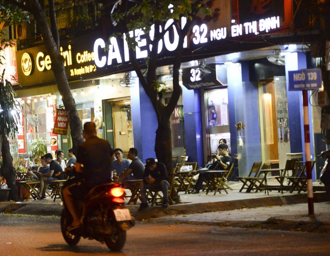 Bất chấp yêu cầu đóng cửa, nhiều quán cà phê, bia hơi ở Hà Nội vẫn hoạt động - Ảnh 2.