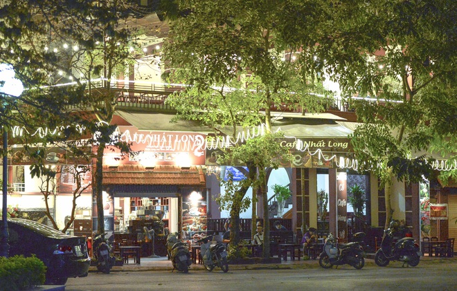 Bất chấp yêu cầu đóng cửa, nhiều quán cà phê, bia hơi ở Hà Nội vẫn hoạt động - Ảnh 4.