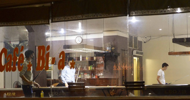 Bất chấp yêu cầu đóng cửa, nhiều quán cà phê, bia hơi ở Hà Nội vẫn hoạt động - Ảnh 9.