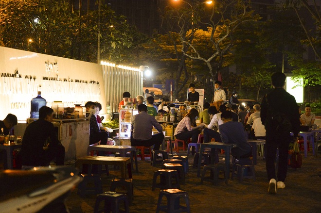 Bất chấp yêu cầu đóng cửa, nhiều quán cà phê, bia hơi ở Hà Nội vẫn hoạt động - Ảnh 10.