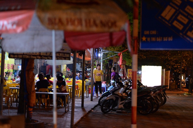 Bất chấp yêu cầu đóng cửa, nhiều quán cà phê, bia hơi ở Hà Nội vẫn hoạt động - Ảnh 7.