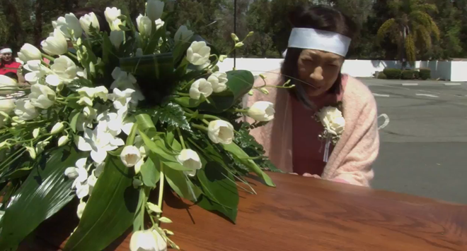 Lễ tang danh ca Thái Thanh: Chỉ có người thân, công chúng chia buồn qua livestream, Ý Lan gục bên quan tài mẹ - Ảnh 7.
