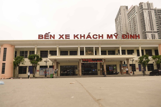 Phố Hà Nội vắng người, hàng quán đóng cửa sau yêu cầu tạm đình chỉ hoạt động cơ sở kinh doanh dịch vụ từ 28/3 - Ảnh 3.