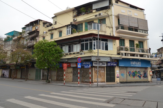 Phố Hà Nội vắng người, hàng quán đóng cửa sau yêu cầu tạm đình chỉ hoạt động cơ sở kinh doanh dịch vụ từ 28/3 - Ảnh 11.