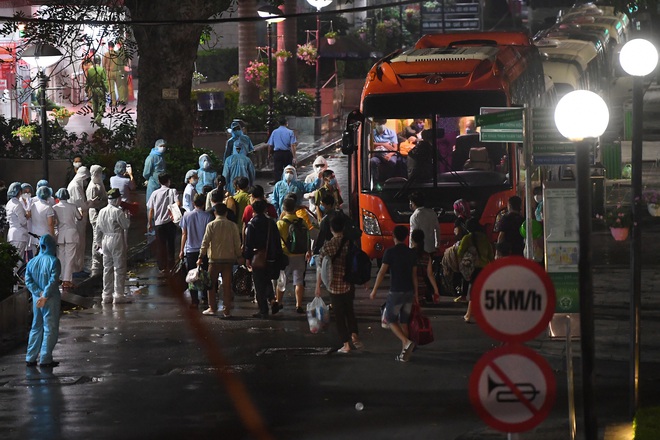 Sau phun tiêu trùng, khử độc đoàn xe ô tô đưa hàng trăm người rời viện Bạch Mai - Ảnh 8.