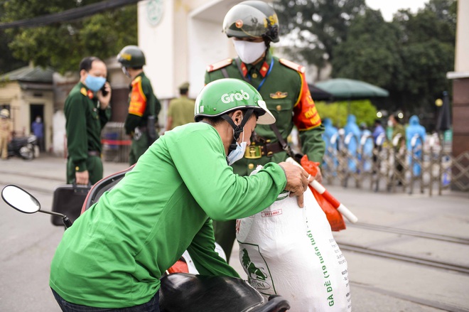 Sau phun tiêu trùng, khử độc đoàn xe ô tô đưa hàng trăm người rời viện Bạch Mai - Ảnh 3.