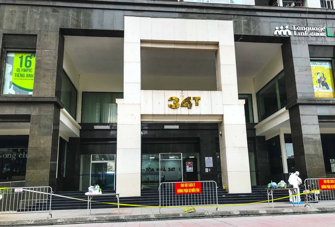 [Ảnh] 10 giờ của nhân viên y tế khi phun tiêu trùng, khử độc ở toà 34T, nơi nữ phóng viên nhiễm Covid-19 sinh sống - Ảnh 13.