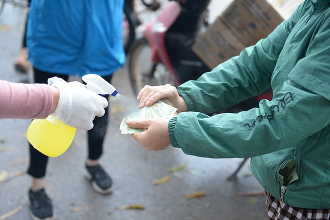 Thanh niên xã Sơn Lôi hăng say đá bóng trước giờ dỡ bỏ lệnh cách ly - Ảnh 6.