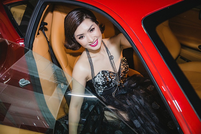 Ca sĩ Nguyễn Hồng Nhung đi sự kiện bằng siêu xe Ferrari trị giá 11 tỷ  - Ảnh 1.