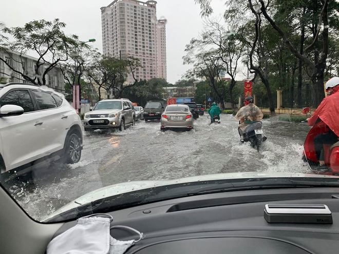 Mây đen giăng kín trời gây mưa lớn khiến nhiều tuyến phố ở Hà Nội ngập sâu - Ảnh 2.