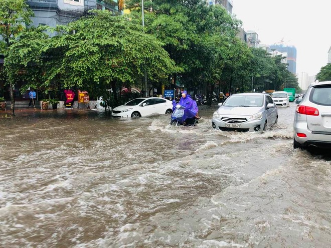 Mây đen giăng kín trời gây mưa lớn khiến nhiều tuyến phố ở Hà Nội ngập sâu - Ảnh 5.