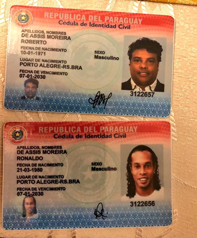 Cảnh sát ập vào phòng phát hiện hộ chiếu giả, Ronaldinho bị bắt giữ, không được về Brazil - Ảnh 1.
