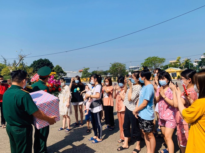 [Ảnh] Ngày Quốc tế phụ nữ đặc biệt của những cô gái bên trong khu cách ly Covid-19 - Ảnh 5.