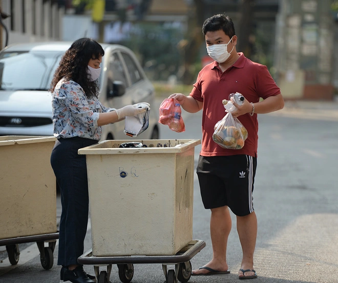 Cuộc sống sau hàng rào cách ly ở phố Trúc Bạch - Ảnh 3.