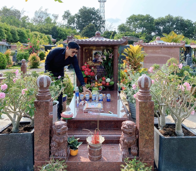 1 năm ngày mất nghệ sĩ Anh Vũ: Đồng nghiệp chia ca lên mộ, Hồng Vân đau nhói vì không thể cúng cơm - Ảnh 2.
