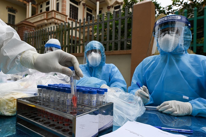 Hơn 100 nhân viên y tế tiếp tục lấy mẫu bệnh phẩm xét nghiệm cho hơn 2.000 dân tại Hạ Lôi - Ảnh 11.